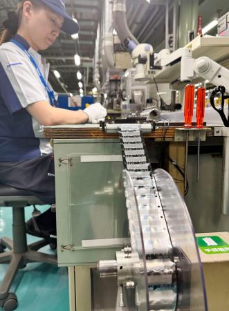 　電気シェーバーを製造するパナソニック彦根工場＝１１日午後、滋賀県彦根市