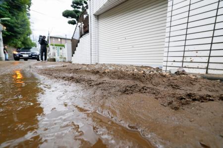 　大雨の影響で住宅前にたまった土砂＝１１日午後４時２０分、東京都世田谷区