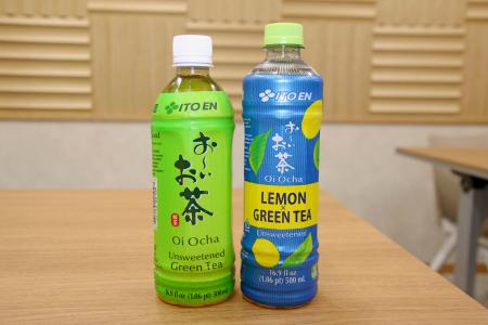 伊藤園が米国で発売する「お～いお茶　ＬＥＭＯＮ　ＧＲＥＥＮ」。左は通常の「お～いお茶」