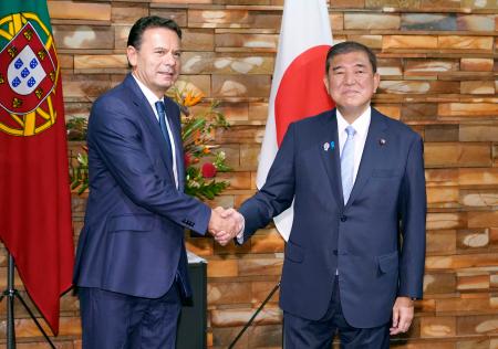 握手する石破首相（右）とポルトガルのモンテネグロ首相＝１１日午前、首相官邸