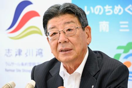 今期限りでの引退を表明し、取材に応じる宮城県南三陸町の佐藤仁町長＝１１日午後、南三陸町役場