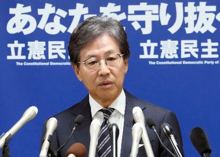 立憲民主党の両院議員総会後、取材に応じる安住幹事長＝１１日午後、東京・永田町の党本部