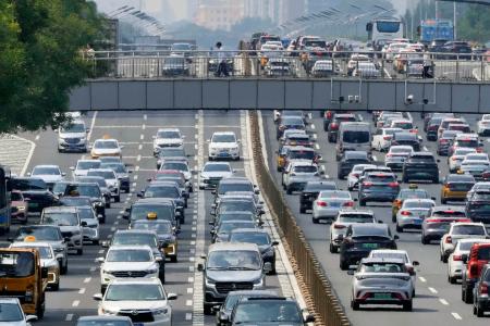 北京市内を走る車＝１１日（共同）