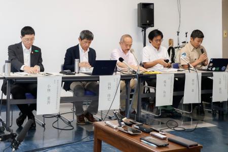 記者会見する「知床ヒグマ対策連絡会議」のメンバー＝１１日午後、北海道斜里町役場