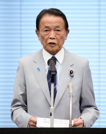 国会内で開かれた悠仁さまの成年式を祝う集いで、祝辞を述べる自民党の麻生最高顧問＝１１日午後