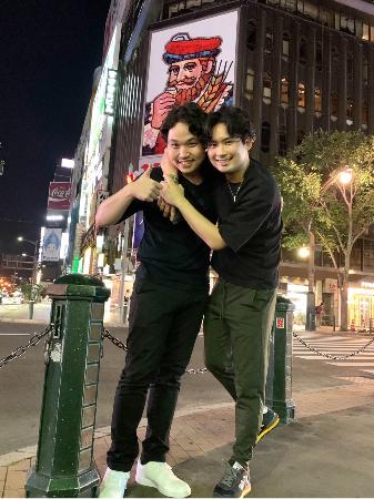 　札幌の街角で三浦文彰さん（右）と筆者。「人間的にも魅力にあふれていて、三浦さんは私にとって大切な親友です！」（筆者提供）