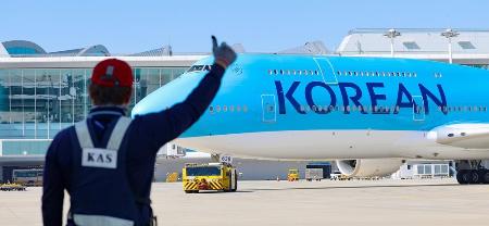 １０日、韓国・仁川空港で離陸の準備を進める、拘束された韓国人労働者らを帰国させるためのチャーター機（聯合＝共同）