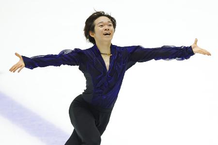 　フィギュアサマーカップの男子フリーで演技する鍵山優真＝８月、木下カンセーアイスアリーナ