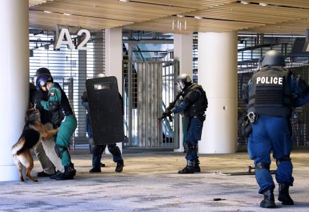 陸上の世界選手権東京大会を前に行われた警視庁の警備訓練＝２日、東京・国立競技場