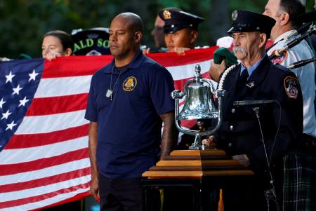 米中枢同時テロの追悼式典に臨む警察官や消防士ら＝１１日、米ニューヨーク（ロイター＝共同）
