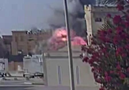 　９日、カタールの首都ドーハでイスラエル軍の攻撃の瞬間を捉えた監視カメラ映像（ゲッティ＝共同）