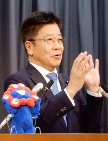 記者会見する加藤財務相＝１２日午前、財務省