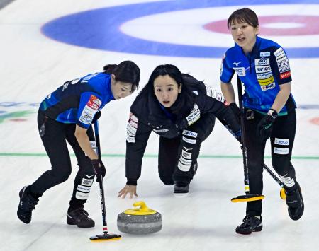 １次リーグのＳＣ軽井沢ク戦でショットを放つロコ・ソラーレの藤沢（中央）。左は吉田夕、右は鈴木＝稚内市みどりスポーツパーク