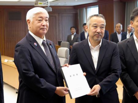 宮崎県新富町の小嶋崇嗣町長（右）から要望書を受け取る中谷防衛相＝１２日午前、防衛省