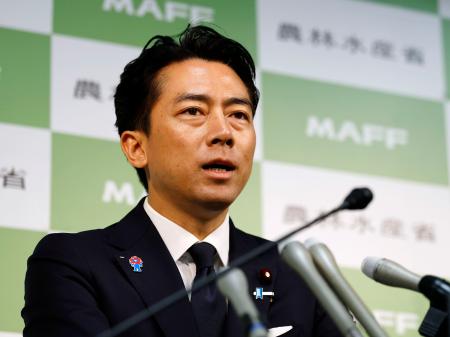 閣議後、記者会見する小泉農相＝１２日午前、農水省