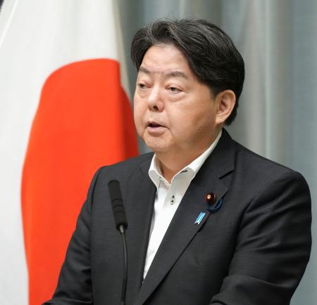 記者会見する林官房長官＝１２日午前、首相官邸