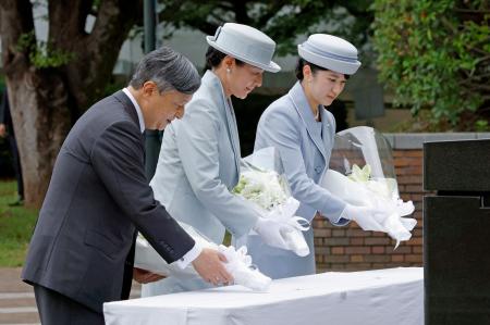 原爆落下中心地碑に供花される天皇、皇后両陛下と愛子さま＝１２日午後、長崎市