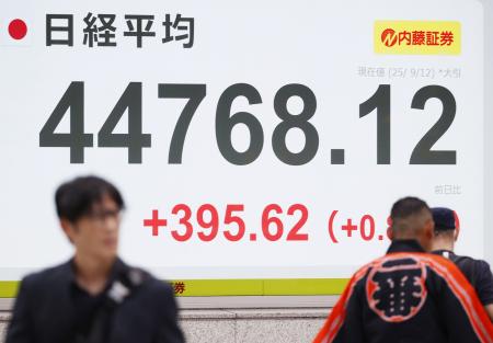 　日経平均株価の終値を示すボード。３日連続の最高値更新となった＝１２日午後、東京都中央区