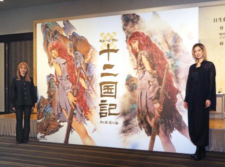 　新ビジュアルをお披露目した柚香光（右）と加藤梨里香＝東京都港区