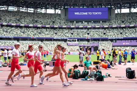 調整する各国選手たち＝国立競技場