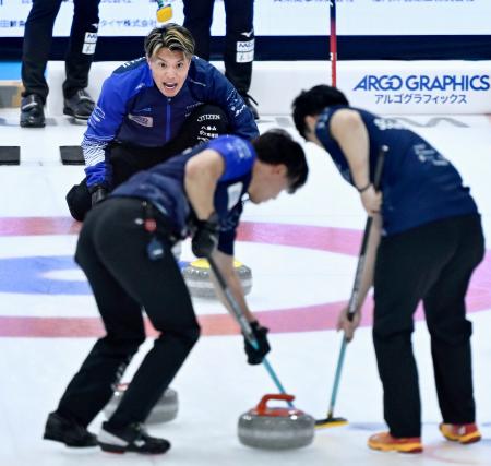 　コンサドーレとの第４戦、指示を出すＳＣ軽井沢クの山口（奥）＝稚内市みどりスポーツパーク