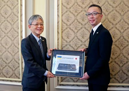 　中込正志駐ウクライナ大使（左）と寺田宜弘さん＝１１日、キーウ（共同）