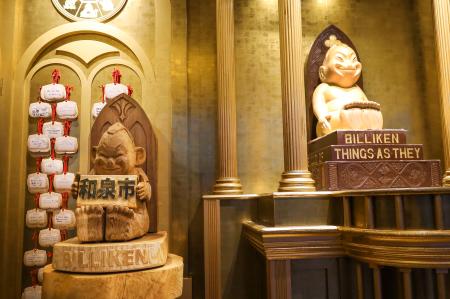 通天閣のビリケン像（右）と並べて展示された「和泉ビリケン」像＝１２日午後、大阪市浪速区