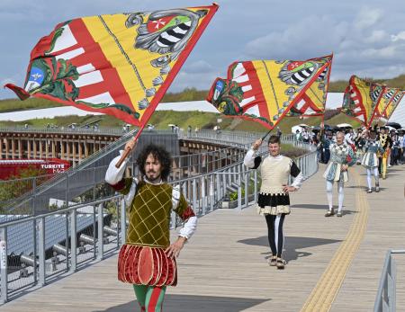 　イタリアのナショナルデーを迎え、大屋根リング上で開催されたパレード＝１２日午前、大阪市此花区の夢洲