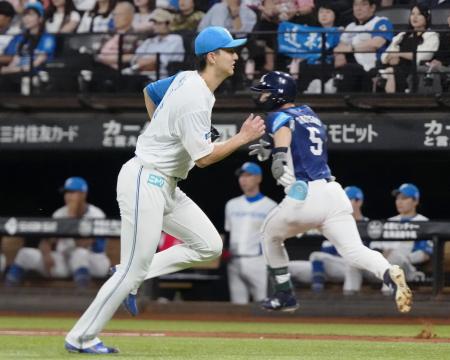 　４回、西武・外崎（右）に先制打を打たれた日本ハム・達＝エスコンフィールド