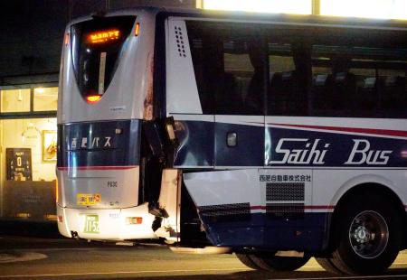 路面電車と衝突したバス＝１２日午後６時５２分、長崎市