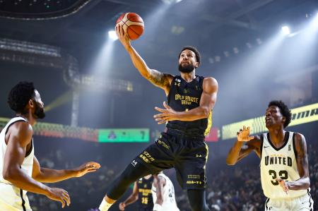 Ｇリーグ選抜との国際親善試合で、シュートを放つＢ１群馬のジョーンズ（中央）＝オープンハウスアリーナ太田（（Ｃ）Ｂ．ＬＥＡＧＵＥ）