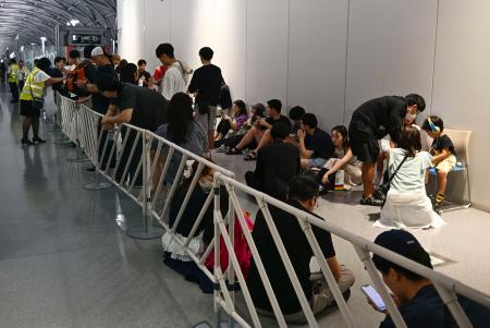 関西空港に緊急着陸し、ターミナルビルで待機するユナイテッド航空機の乗客＝１２日午後９時１８分