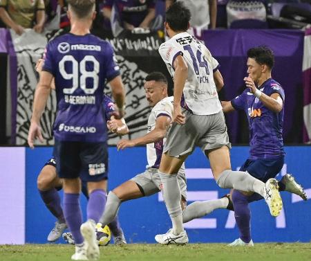 広島―京都　後半、同点ゴールを決める京都・ラファエルエリアス（奥左）＝Ｅピース