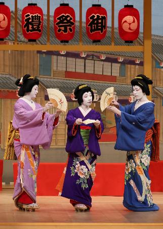 　「勢獅子」で芸者を演じる片岡市也（右、国立劇場提供）