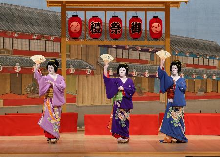 　「勢獅子」で芸者を演じる片岡市也（右、国立劇場提供）