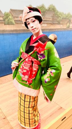 　稚魚の会・歌舞伎会合同公演で「乗合船恵方萬歳」の子守に扮する片岡一也（本人提供）