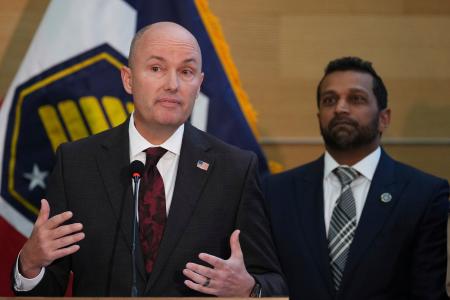 記者会見するユタ州のスペンサー・コックス知事＝１２日、クレム（ＡＰ＝共同）