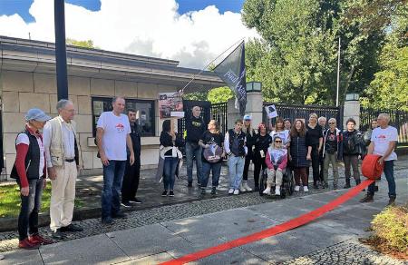 １２日、ドイツの在ベルリン日本大使館前で、イルカの追い込み漁停止を求める市民団体関係者（共同）