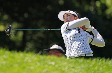 　第２ラウンド、１８番でティーショットを放つ山下美夢有。通算８アンダーで１４位＝ＴＰＣリバースベンド（共同）