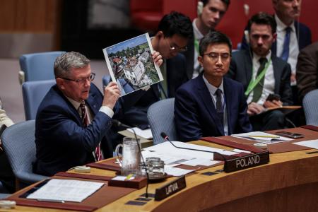 １２日、国連安全保障理事会の緊急会合で写真を示すポーランド代表＝米ニューヨーク（ロイター＝共同）