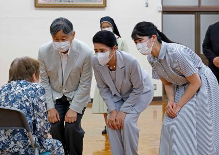 恵の丘長崎原爆ホームを訪れ、入所者と懇談される天皇、皇后両陛下と愛子さま＝１３日午前、長崎市