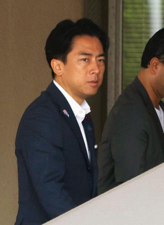 地元の支援者との会合に向かう自民党の小泉農相＝１３日午前、神奈川県横須賀市