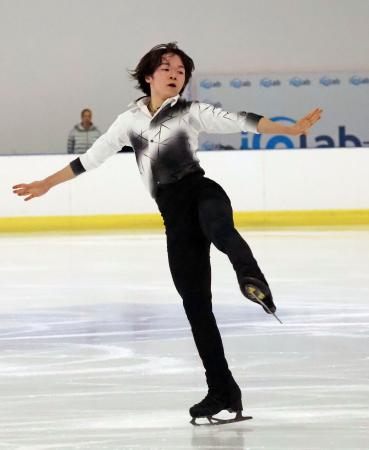 男子ＳＰ　演技する鍵山優真＝ベルガモ（共同）