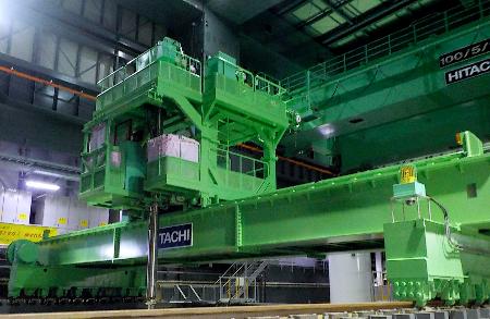 東京電力福島第１原発１号機の使用済み核燃料取り出しで再利用される同原発４号機の「燃料取扱機」＝２０２０年１月（東電提供）