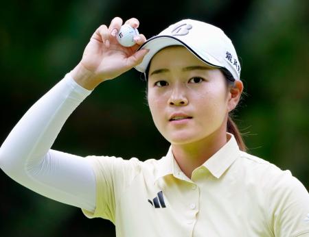 第３日、６番でバーディーを奪った佐藤心結。通算１０アンダーで首位＝大洗ＧＣ