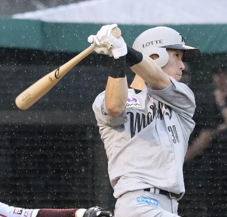 ４回ロッテ２死、高部が勝ち越しの満塁本塁打を放つ＝楽天モバイルパーク