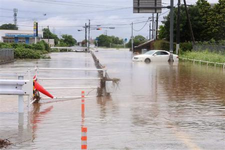 大雨により冠水した熊本市の道路＝８月１１日