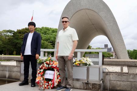 広島市の平和記念公園を訪れた東条英機元首相のひ孫英利さん（左）とトルーマン米元大統領の孫クリフトンさん＝１３日午前