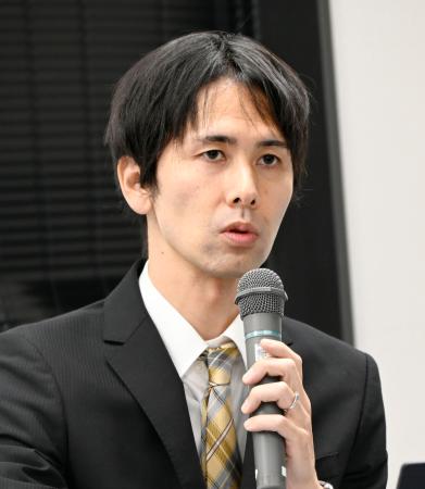 記者会見する北海道寿都町議の大串伸吾氏＝１３日午後、寿都町