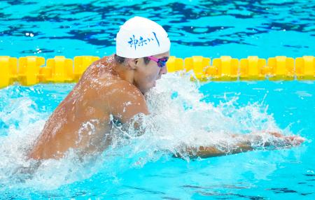 成年男子２００メートル個人メドレー決勝　１分５５秒８５の大会新で優勝した神奈川・牧野航介の平泳ぎ＝インフロニア草津アクアティクスセンター